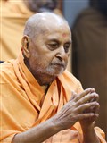Swamishri greets devotees with 'Jai Swaminarayan'