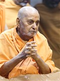Swamishri greets devotees with 'Jai Swaminarayan'