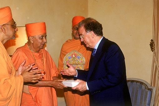 President of Portugal Greets Swamishri