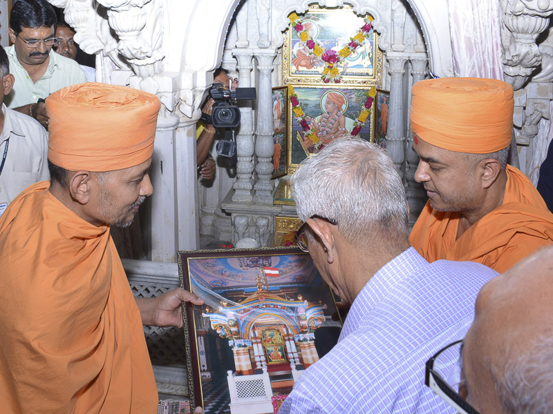 Governor of Gujarat visits Akshar Mandir, Gondal