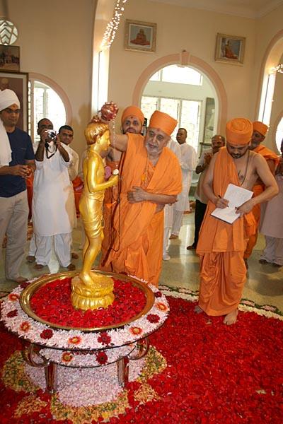 27 May - Swamishri Arrives in Mombasa