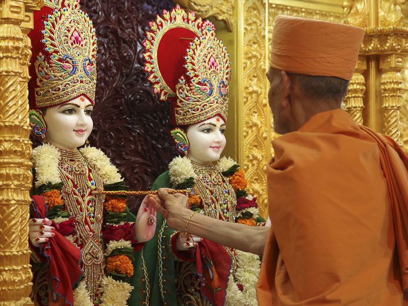 Pujya Keshavjivan Swami (Pujya Mahant Swami) performs murti-pratishtha rituals