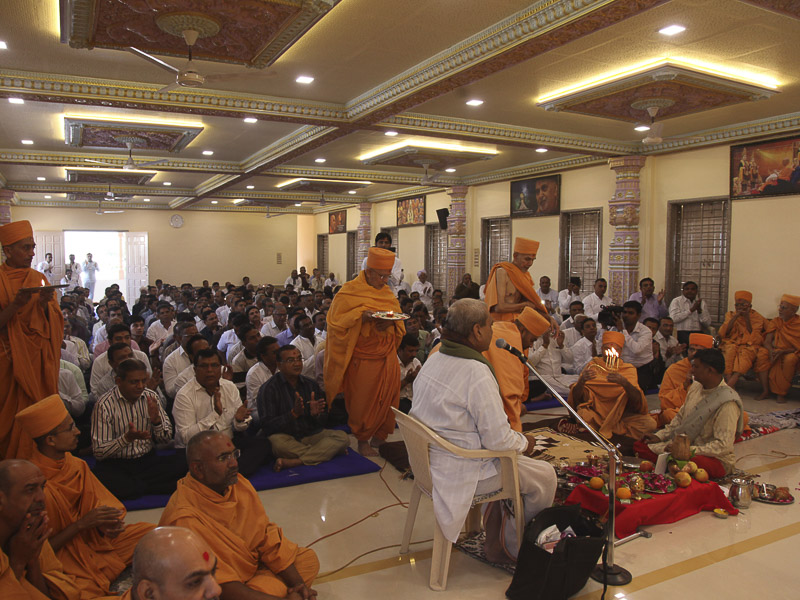 Pujya Mahant Swami and Pujya Ghanshyamcharan Swami performs murti-pratishtha arti