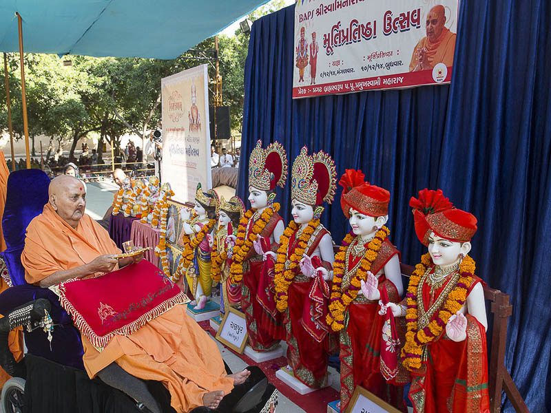 Swamishri performs pratishtha arti at Sarangpur (05 December 2014)