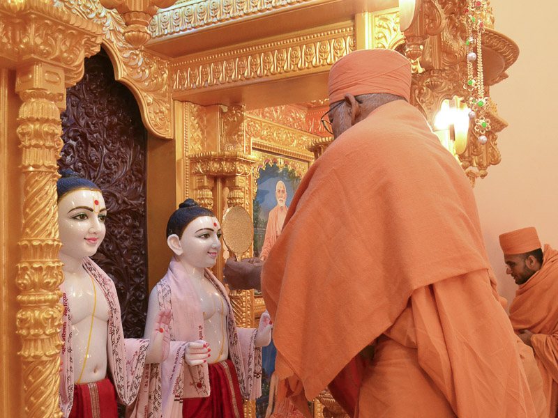 Pujya Bhaktipriya Swami (Pujya Kothari Swami) performs murti-pratishtha rituals