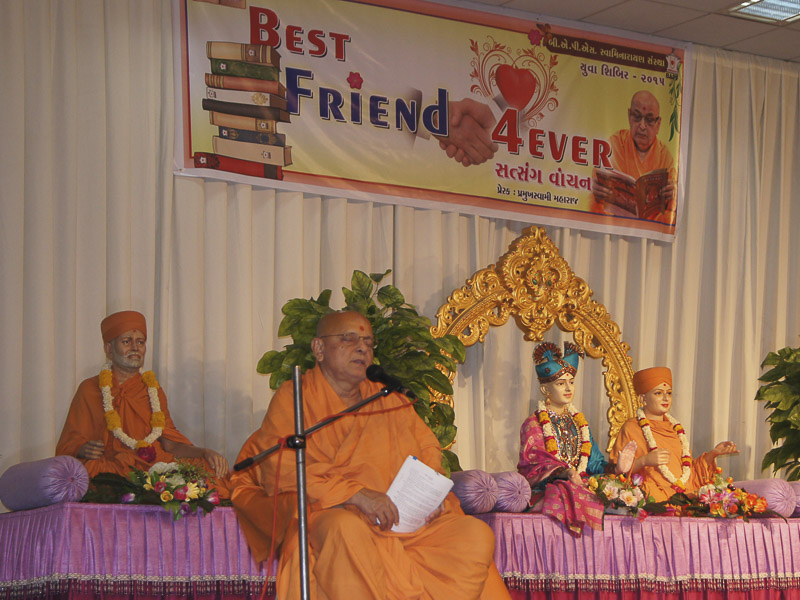 Pujya Ishwarcharan Swami addresses shibir