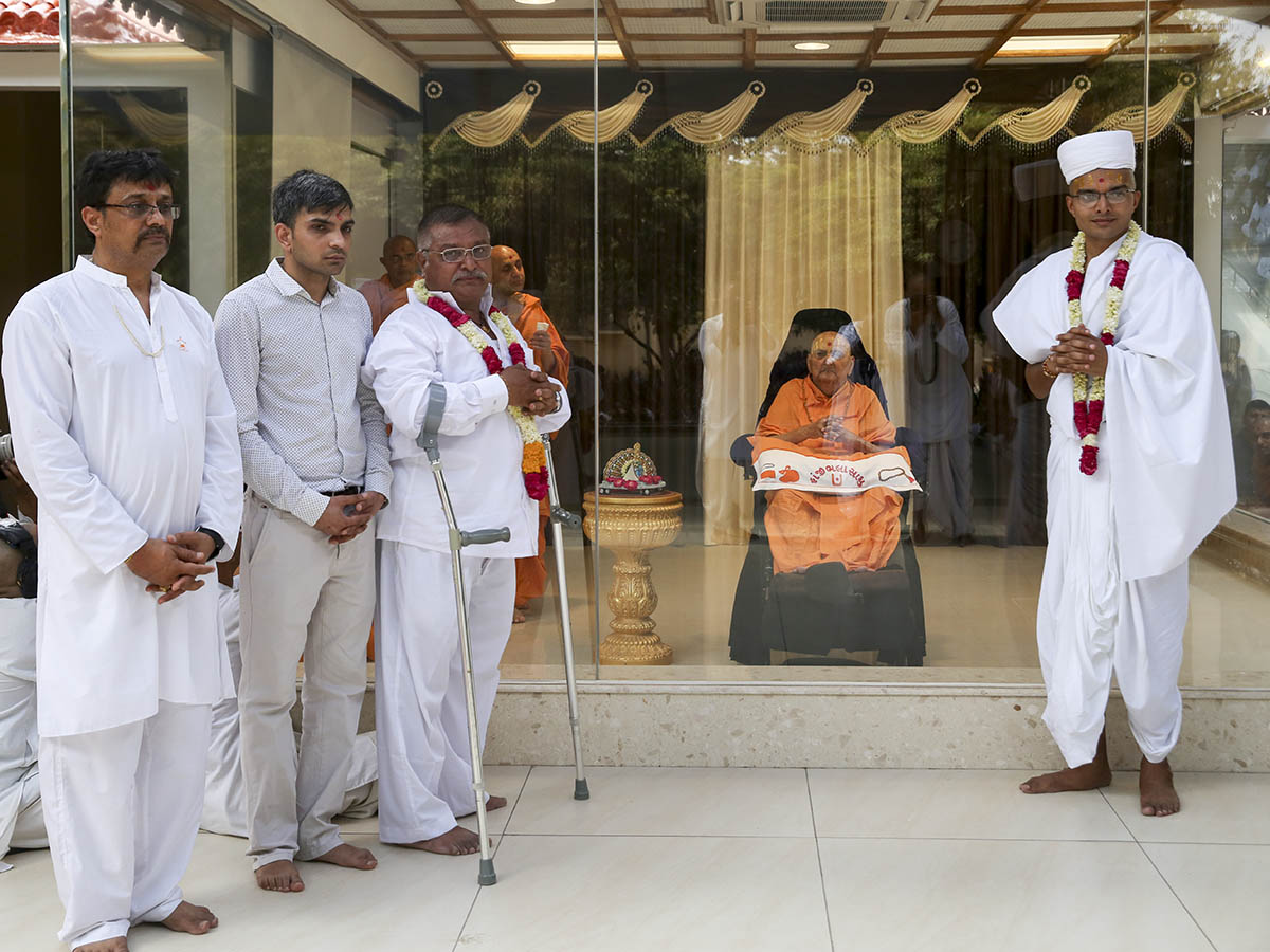 Swamishri with the newly initiated parshad and his family members