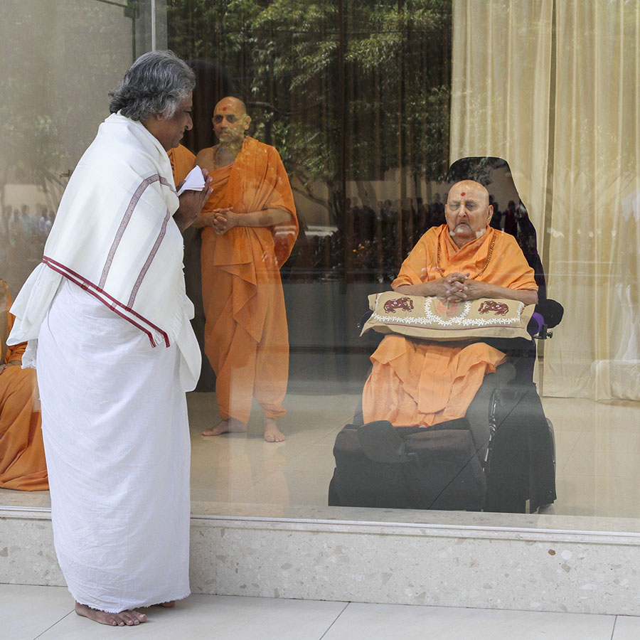 Swamishri greets Jain Muni Suyashprabhasagarji (disciple of Muni Sushilkumarji)