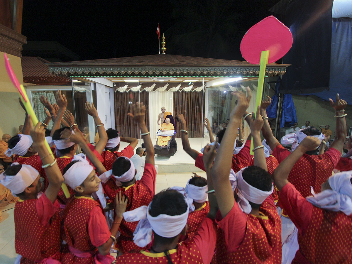 Youths rejoice before Swamishri