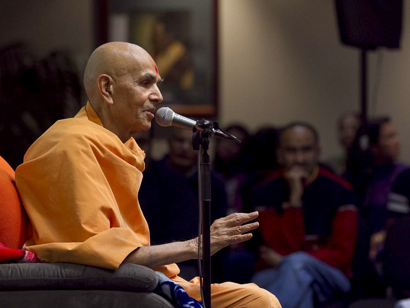 Pujya Mahant Swami delivers a discourse