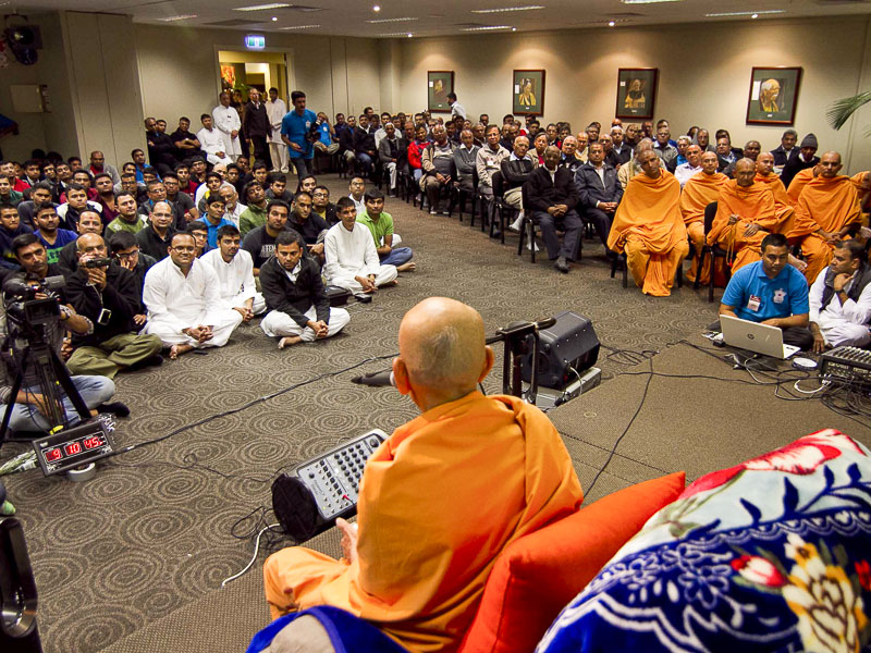 Pujya Mahant Swami delivers a discourse