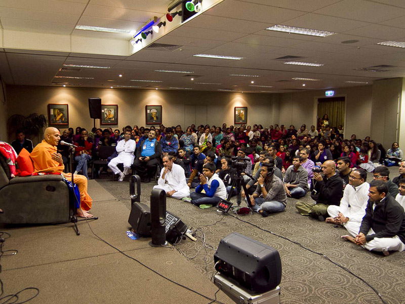 Pujya Mahant Swami delivers a discourse