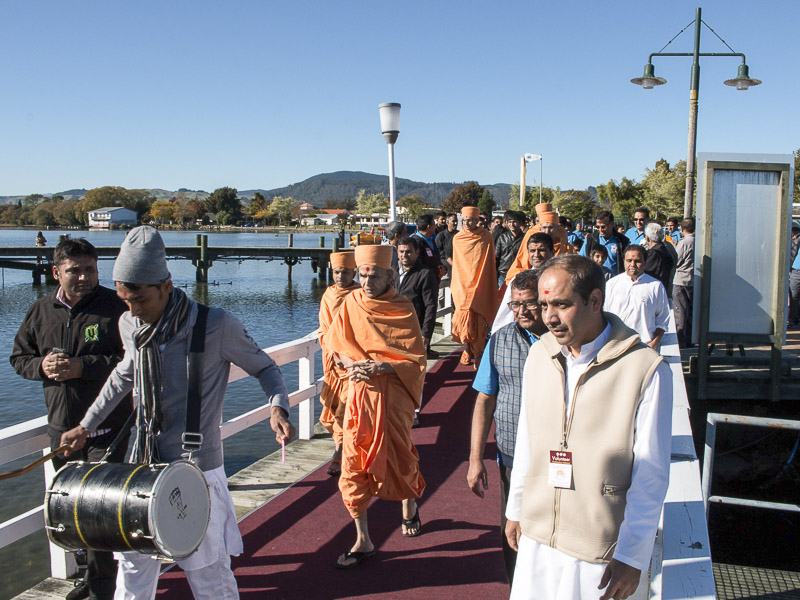Pujya Keshavjivan Swami (Pujya Mahant Swami) arrives for Sagar Yatra