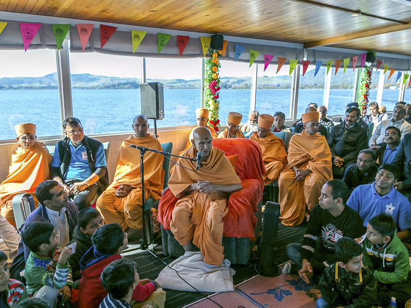 Pujya Mahant Swami delivers a discourse