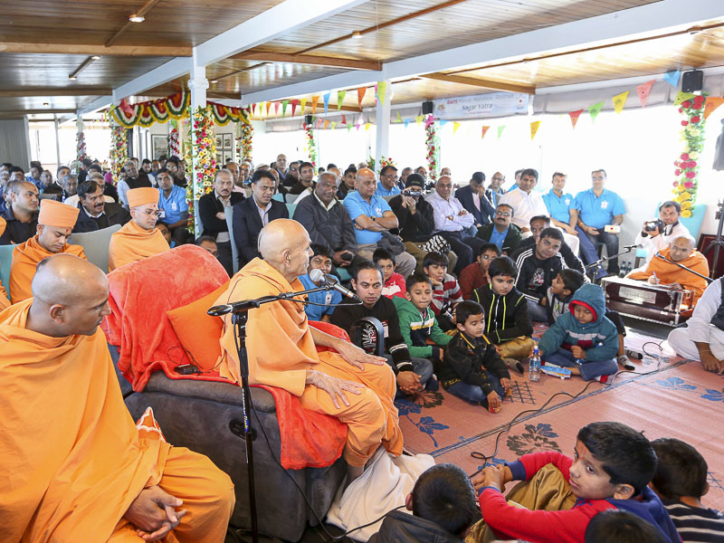 Pujya Mahant Swami delivers a discourse