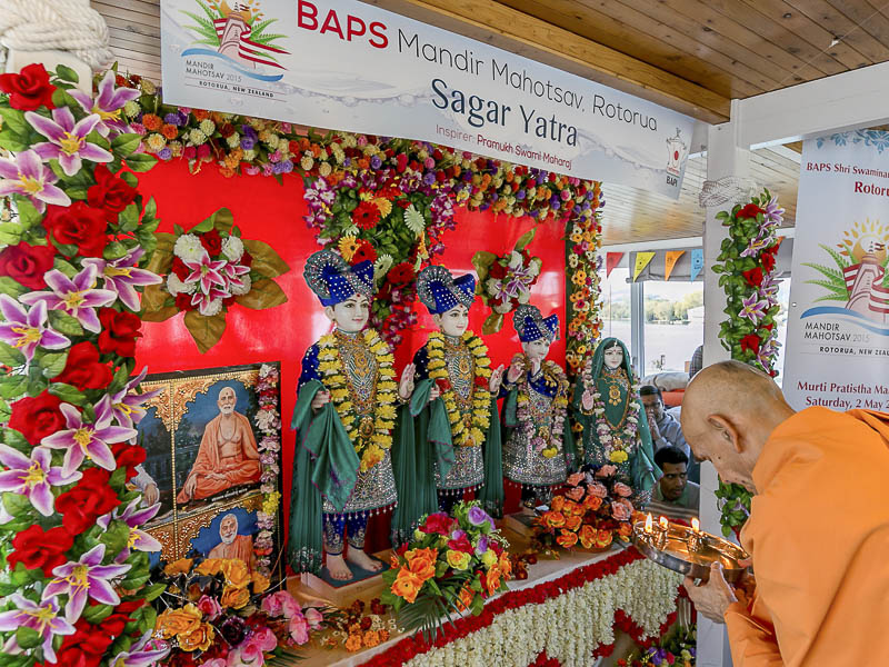 Pujya Mahant Swami performs arti of Thakorji