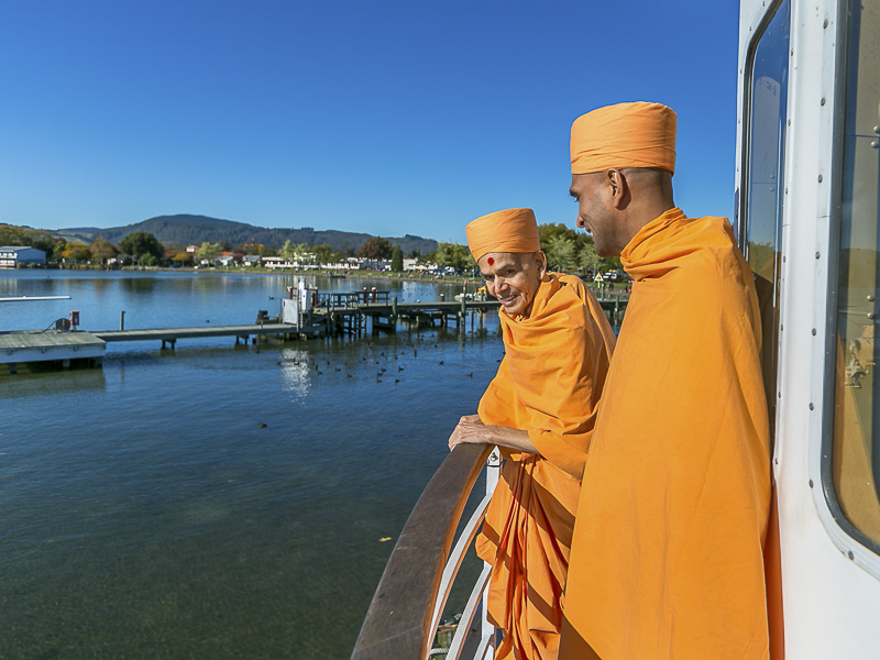 Pujya Mahant Swami and Paramchintan Swami