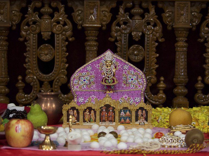 Shri Harikrishna Maharaj during murti-pratishtha mahapuja