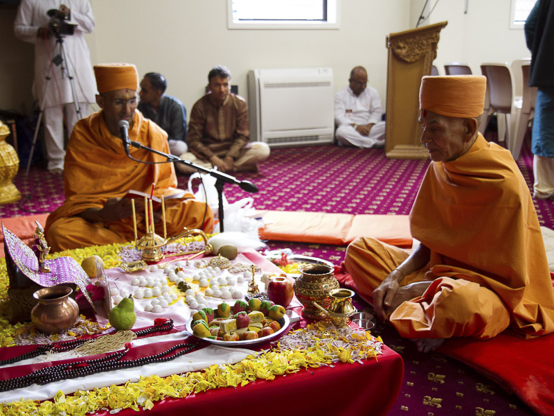 Pujya Keshvajivan Swami (Pujya Mahant Swami) performs murti-pratishtha mahapuja