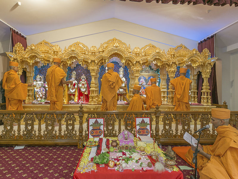 Pujya Mahant Swami and sadhus perform murti-pratishtha rituals