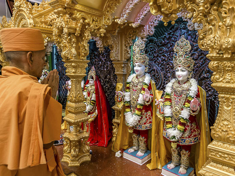 Pujya Mahant Swami performs murti-pratishtha rituals