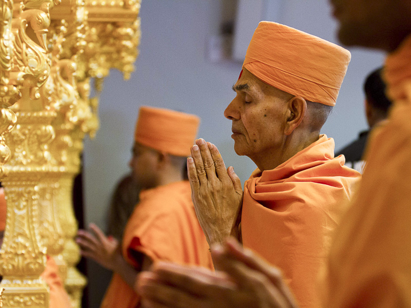 Pujya Mahant Swami performs murti-pratishtha rituals