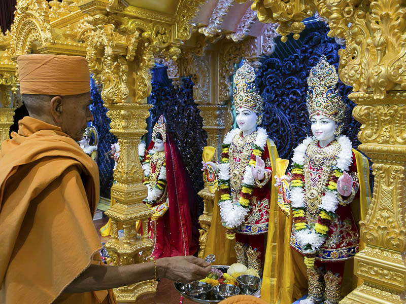 Pujya Mahant Swami performs murti-pratishtha rituals