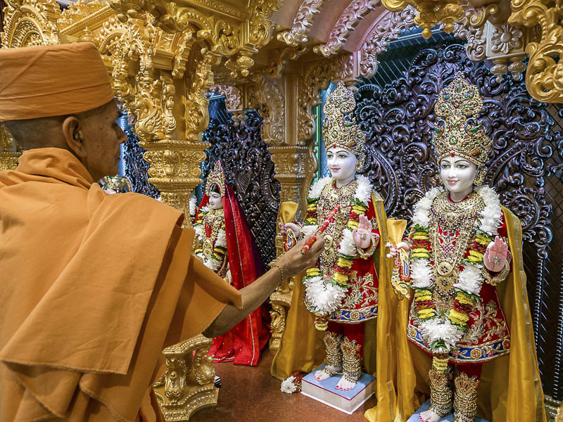 Pujya Mahant Swami performs murti-pratishtha rituals