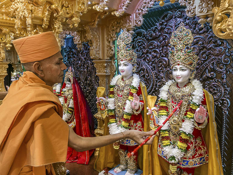 Pujya Mahant Swami performs murti-pratishtha rituals