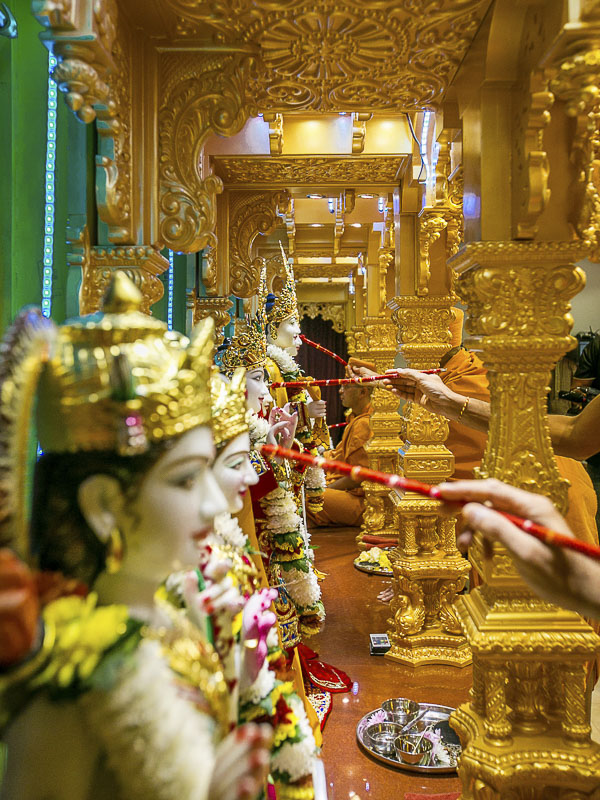 Sadhus perform murti-pratishtha rituals