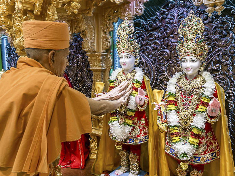 Pujya Mahant Swami performs murti-pratishtha rituals