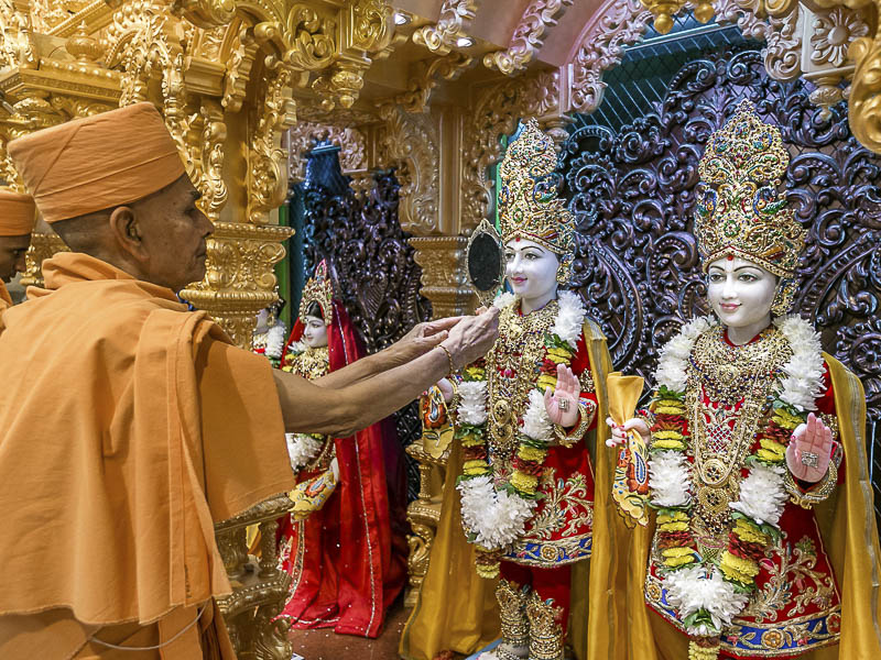 Pujya Mahant Swami performs murti-pratishtha rituals
