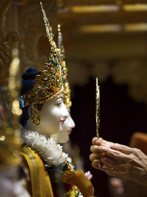 Pujya Mahant Swami performs murti-pratishtha rituals
