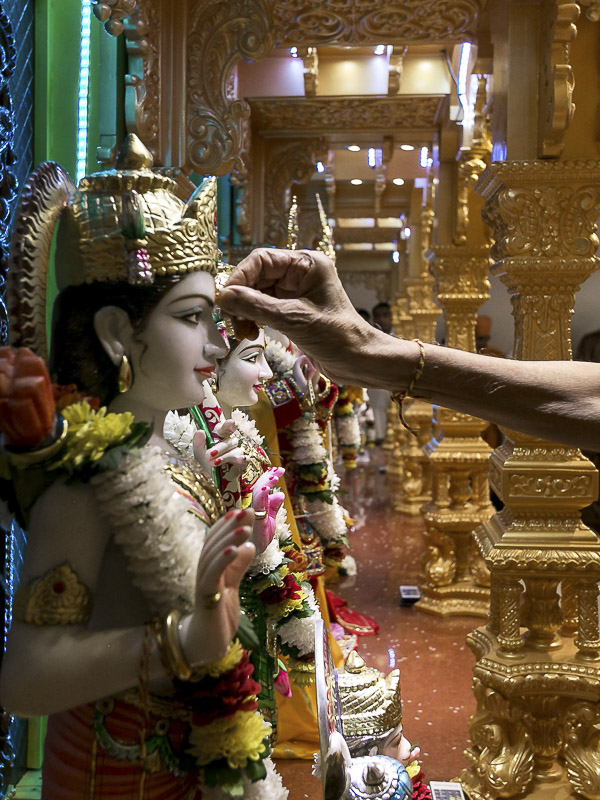 Pujya Mahant Swami performs murti-pratishtha rituals