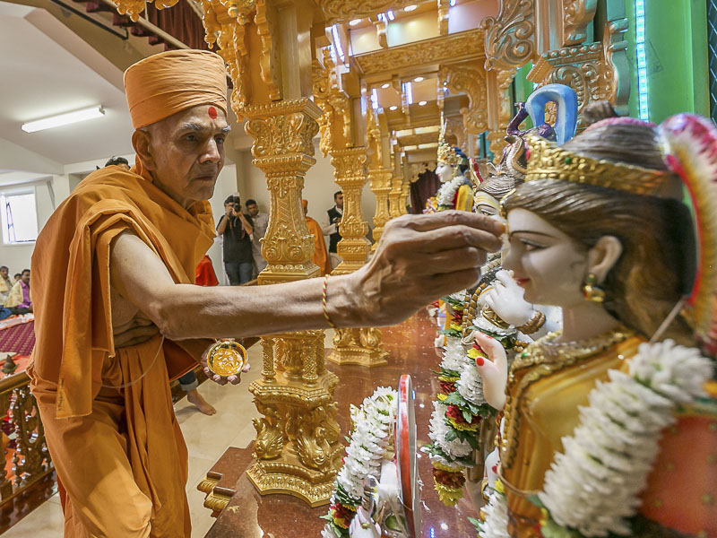 Pujya Mahant Swami performs murti-pratishtha rituals