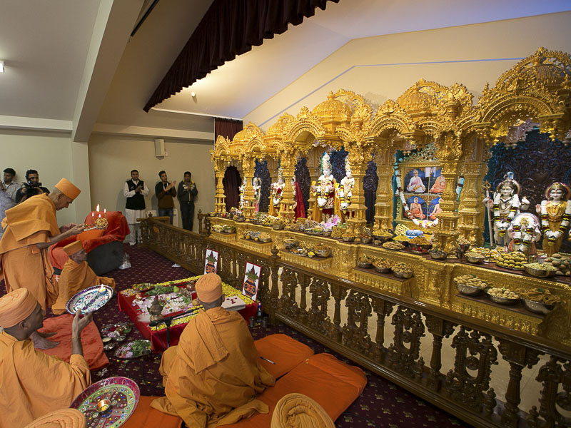 Pujya Mahant Swami and sadhus perform pratishtha arti