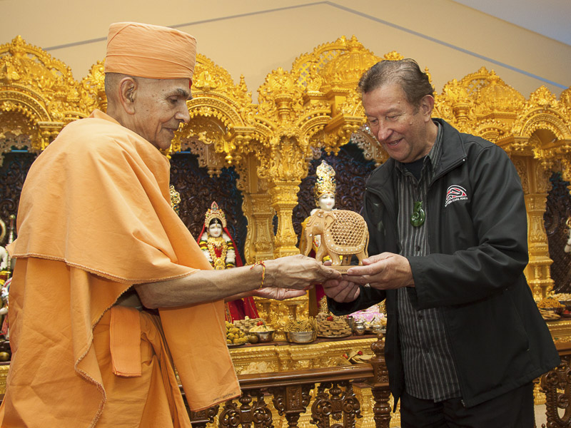 Pujya Mahant Swami presents a memento to former Deputy Mayor Trevor Maxwell