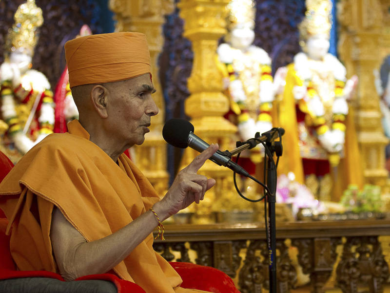 Pujya Mahant Swami delivers a discourse