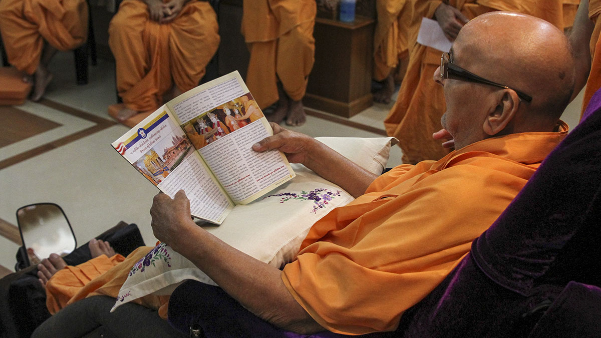 Swamishri reads Swaminarayan Prakash