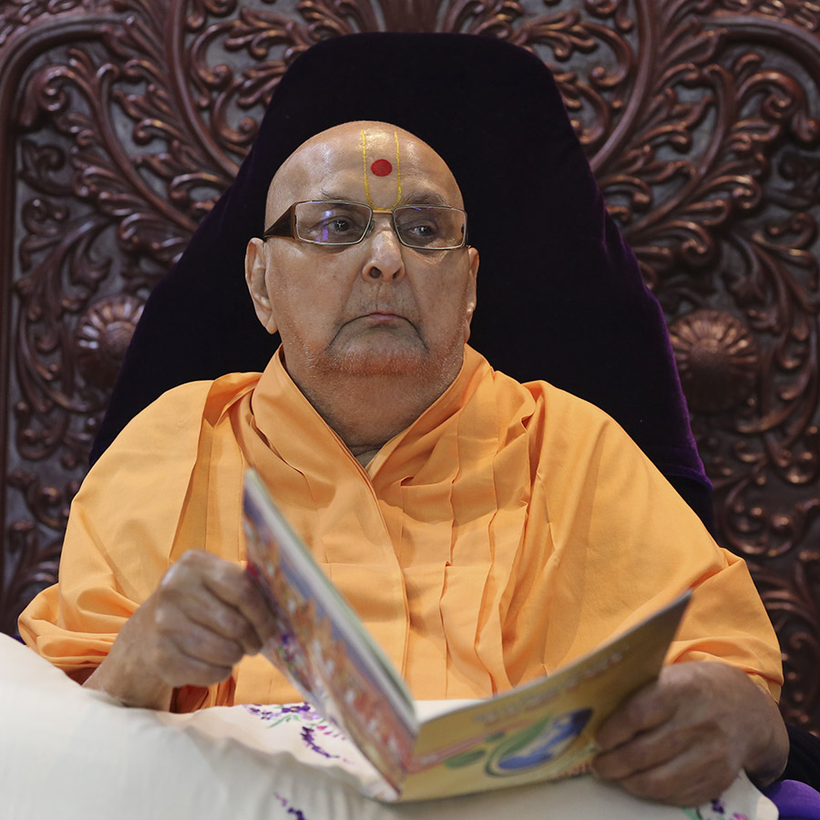 Swamishri reads Swaminarayan Prakash
