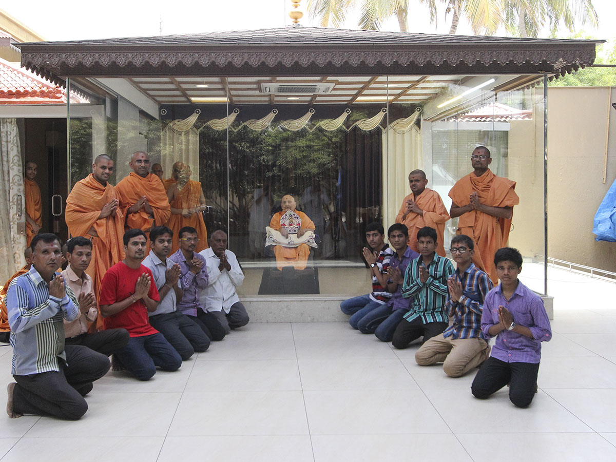 Swamishri blesses students of Swaminarayan Vidyamandir, Sarangpur, who have scored in the top 10 (above 99.9th percentile) of the SSC State Board examinations for Standard 10