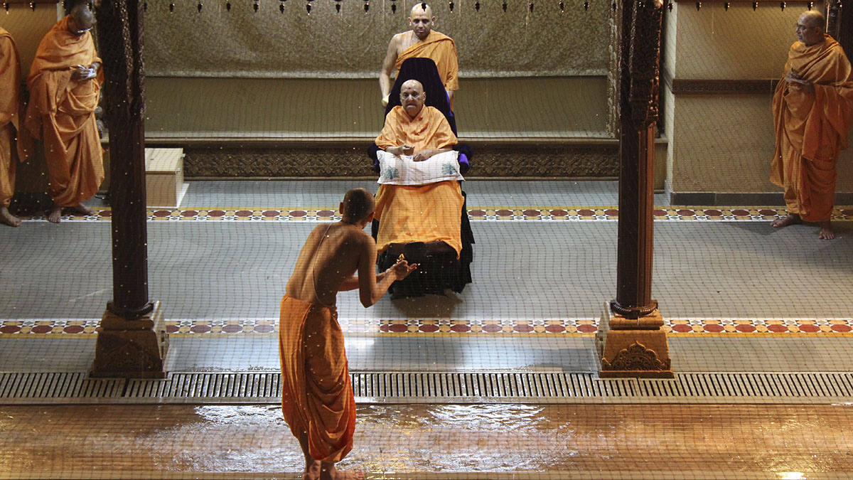 Swamishri doing darshan of Shri Harikrishna Maharaj