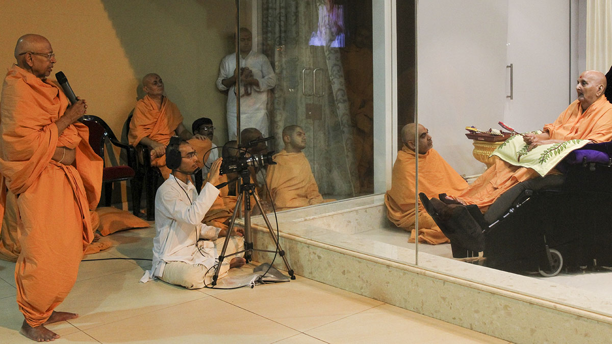 Pujya Tyagvallabh Swami prays before Swamishri