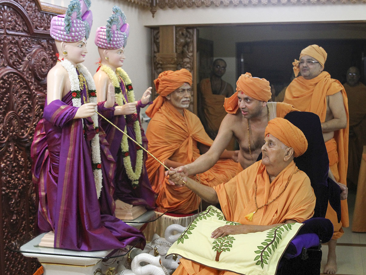 Swamishri performs pujan of utsav murtis of Bhagwan Swaminarayan, Aksharbrahman Gunatitanand Swami and Brahmaswarup Shastriji Maharaj