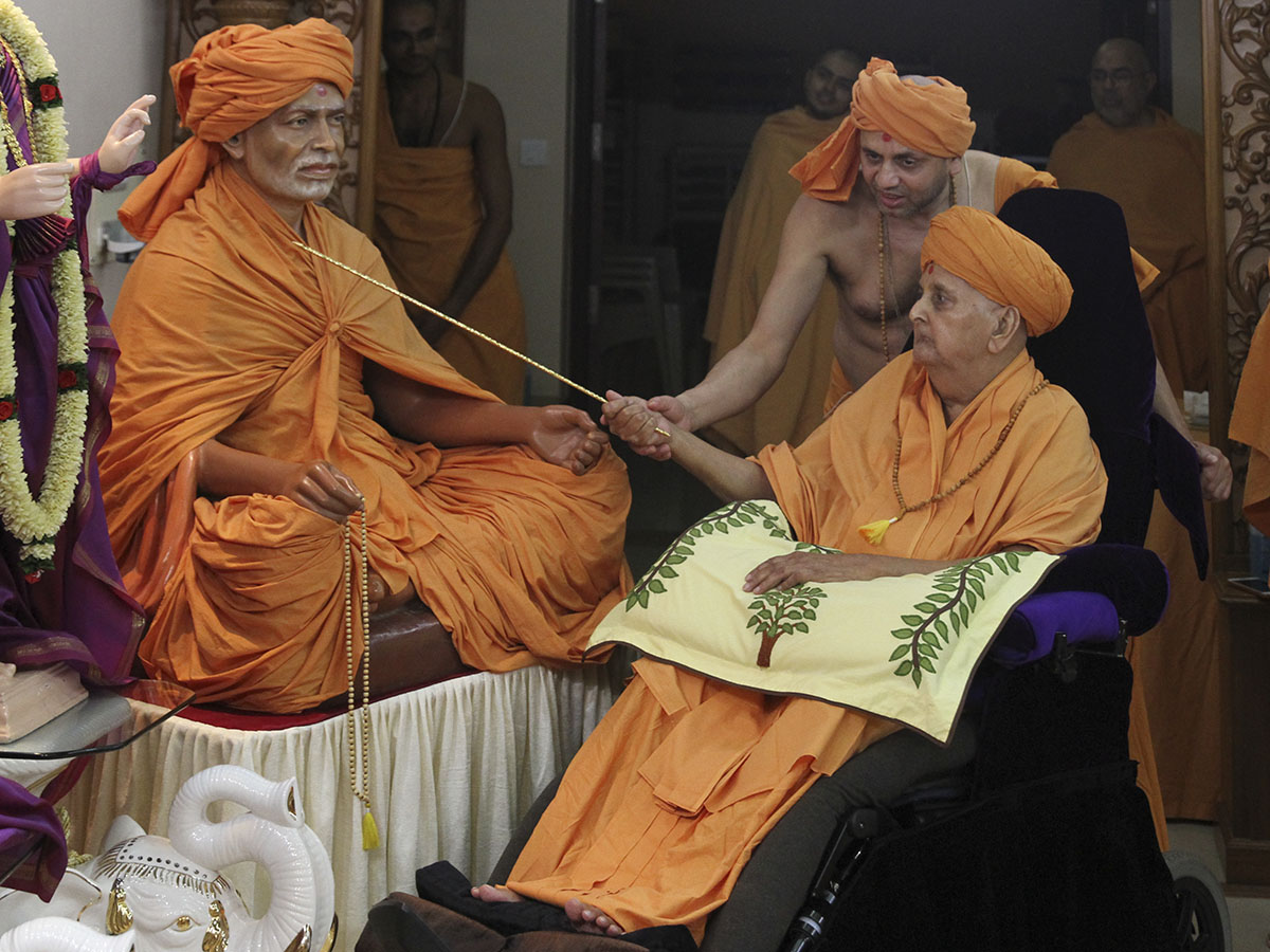 Swamishri performs pujan of utsav murti of Brahmaswarup Shastriji Maharaj