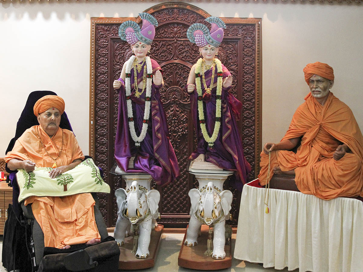 Swamishri with utsav murtis of Bhagwan Swaminarayan, Aksharbrahman Gunatitanand Swami and Brahmaswarup Shastriji Maharaj