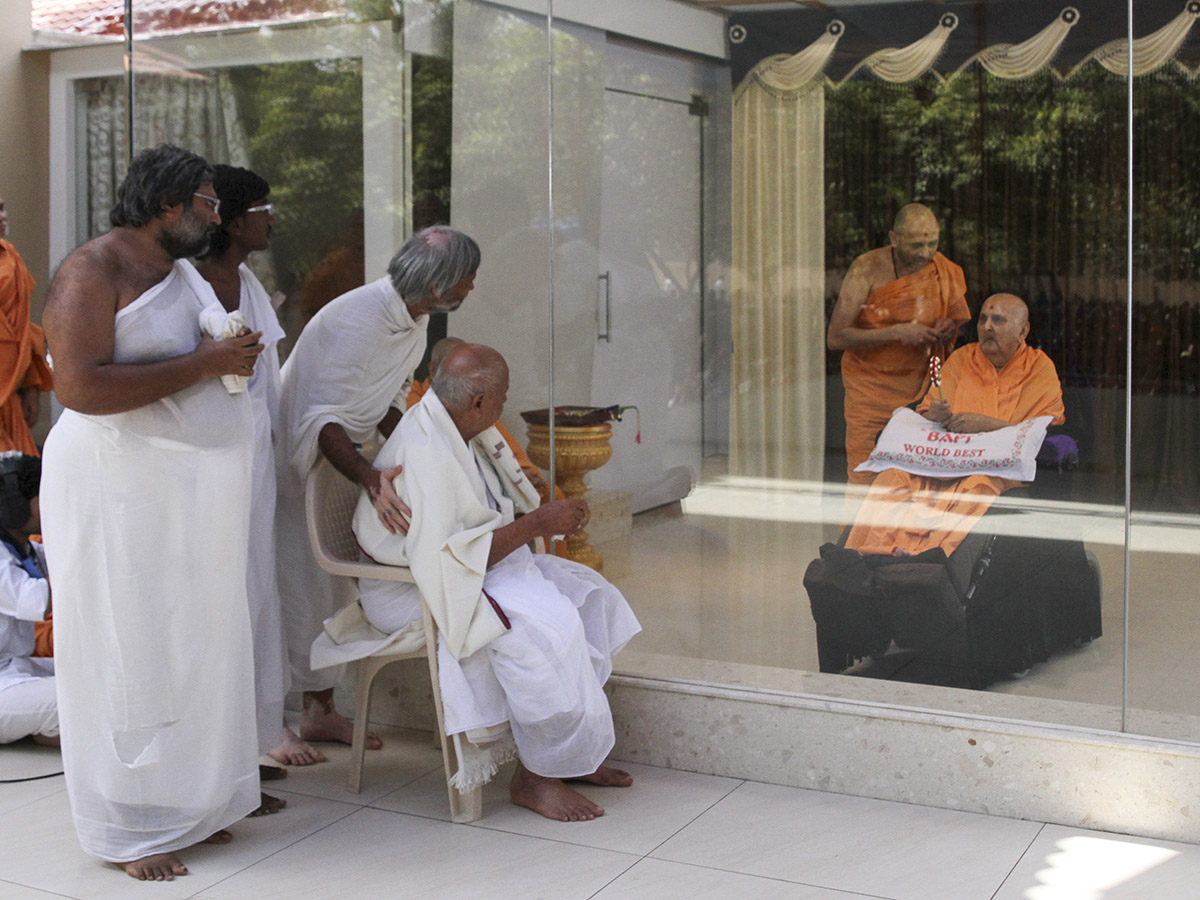 Jain Munis meeting Swamishri 