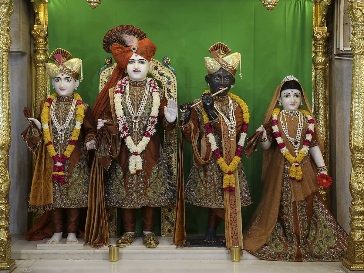 Shri Varninath Maharaj and Shri Gopinath Dev 