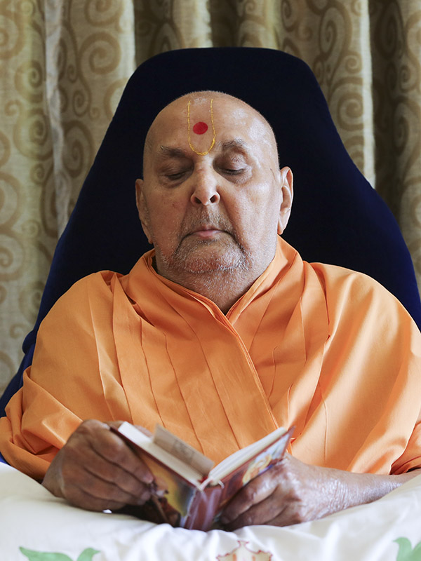 HH Pramukh Swami Maharaj performs his morning puja 