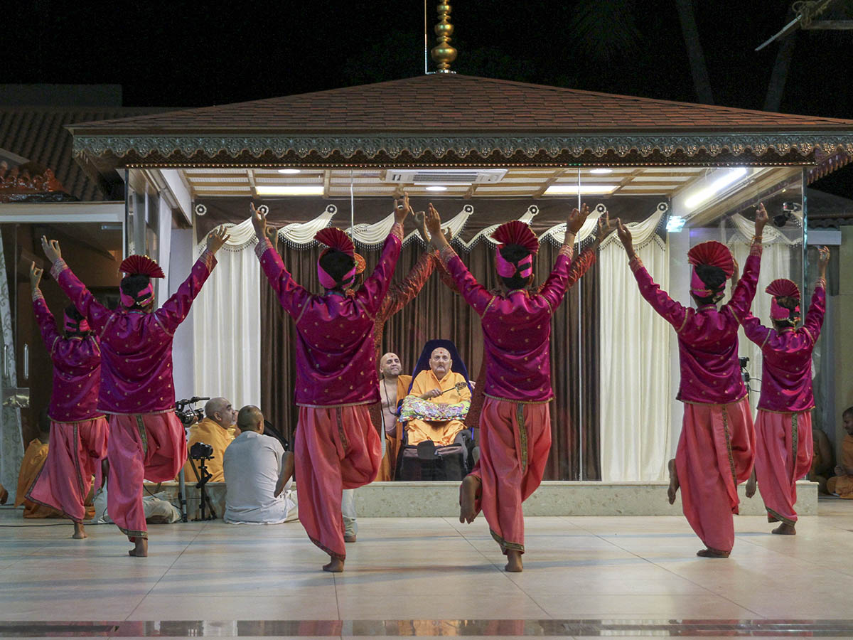 Youths perform a cultural dance before Swamishri